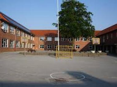 Gram Skole, set fra skolegården